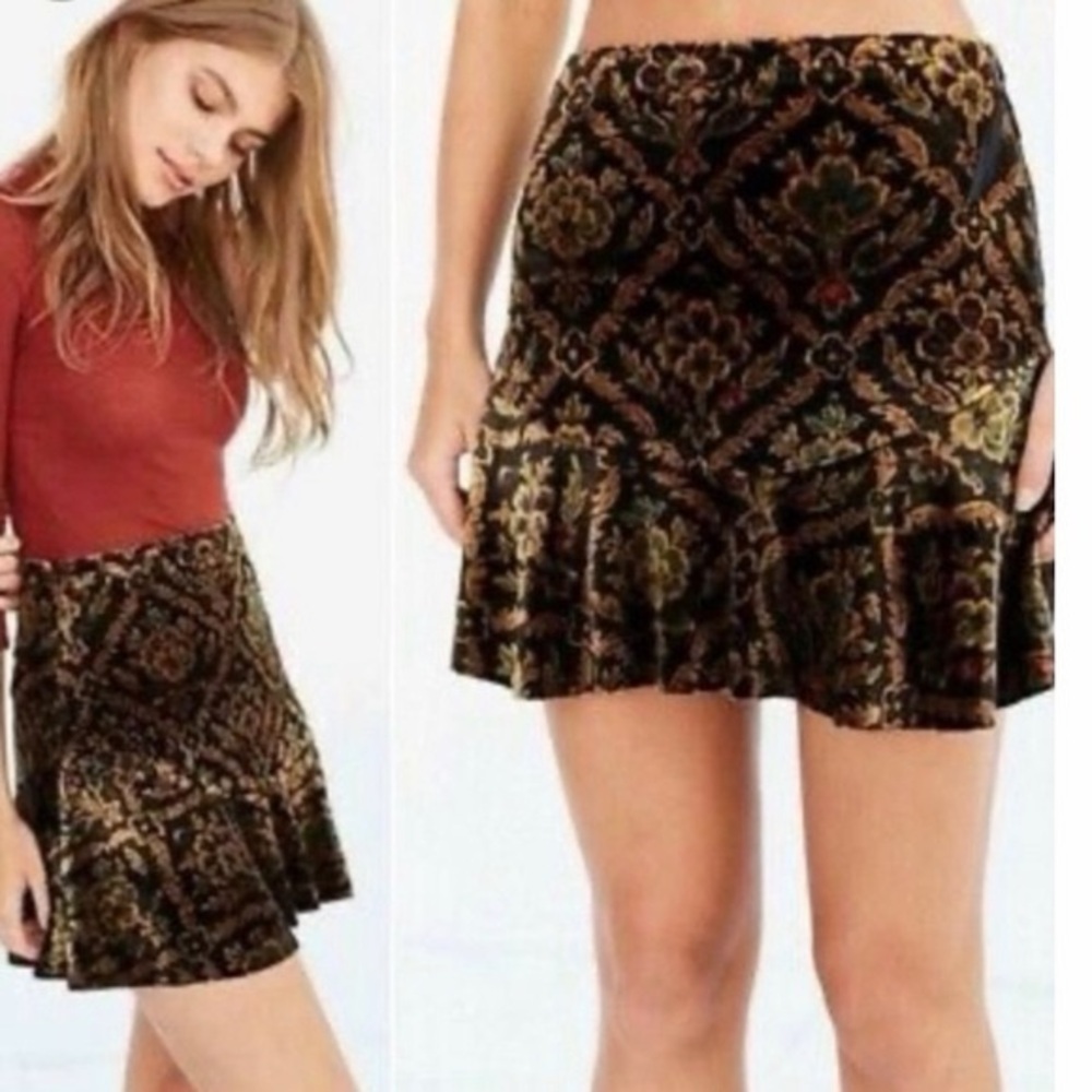Ecoté urban outfitters Velvet Damask Ruffle Hem Mini Skirt - Black & Gold